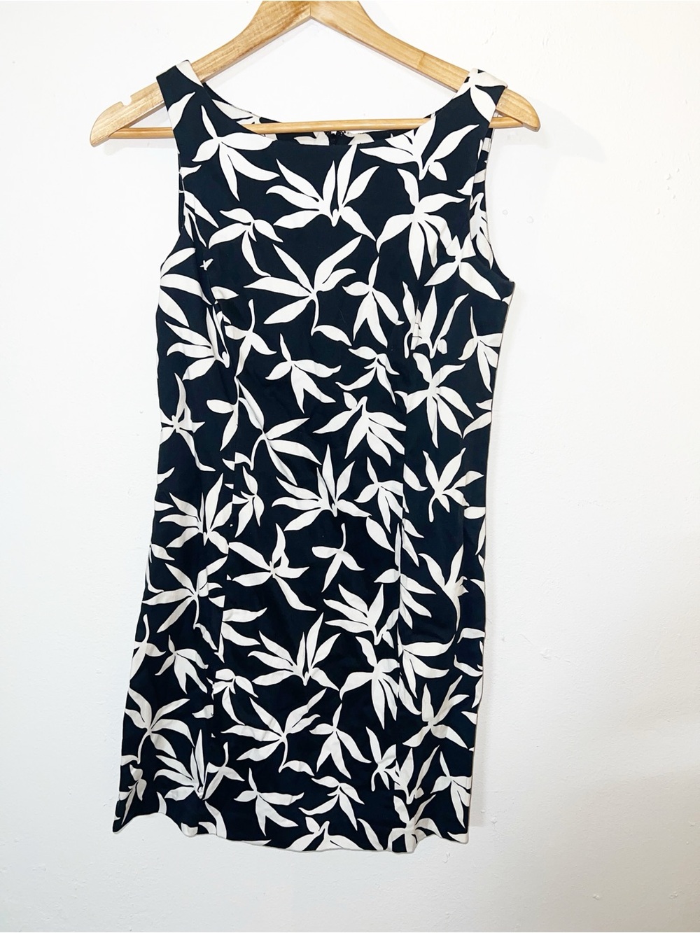 Peter Nygard Black and White Summer Petite Floral-Leaf Sleeveless Shift Dress